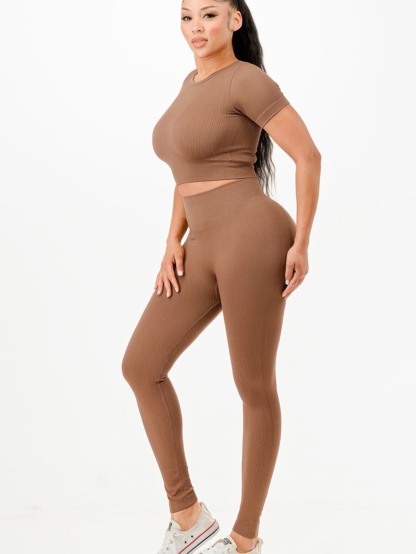 Ribbed seamless activewear set featuring a cropped T-shirt and high-waist leggings in a comfortable brown fabric.