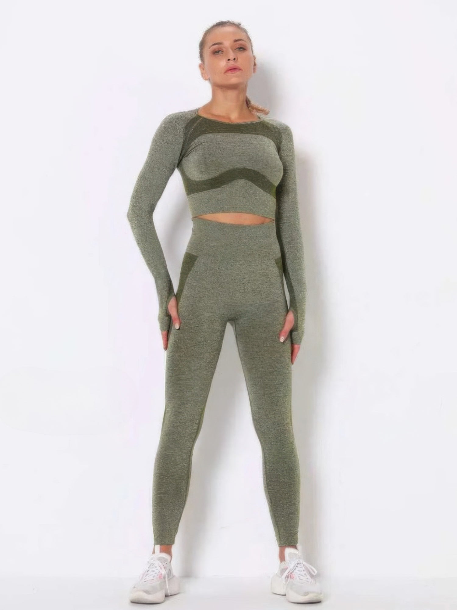 seamless long sleeve yoga set in green color block design with long sleeves and high-waisted leggings