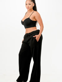 Model wearing Baggy Sweatpants Streetwear in black, showcasing comfort and style with an elastic waistband.