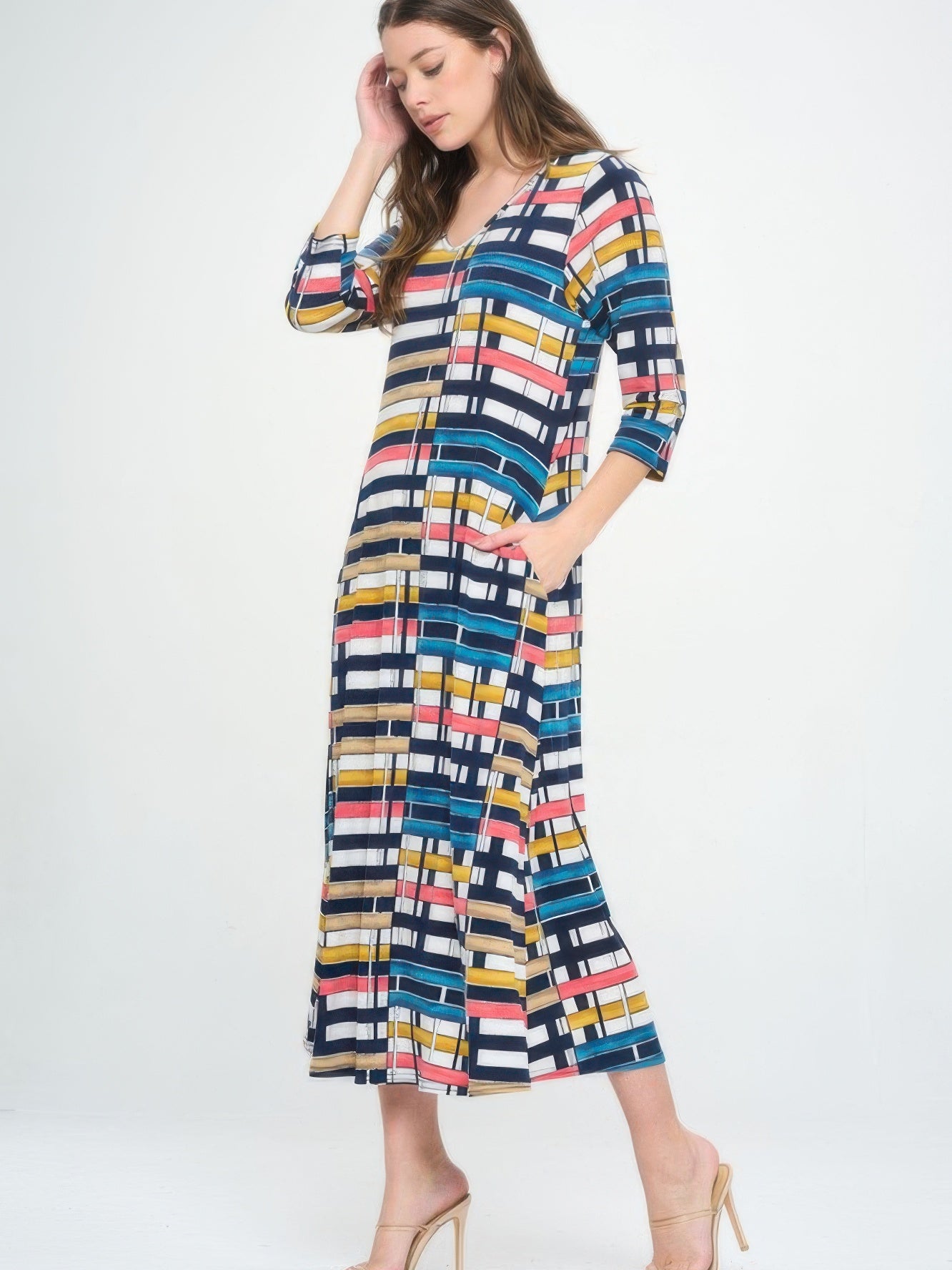 Hit V-neck Long Dress W/pocket featuring a vibrant printed design and convenient pockets.