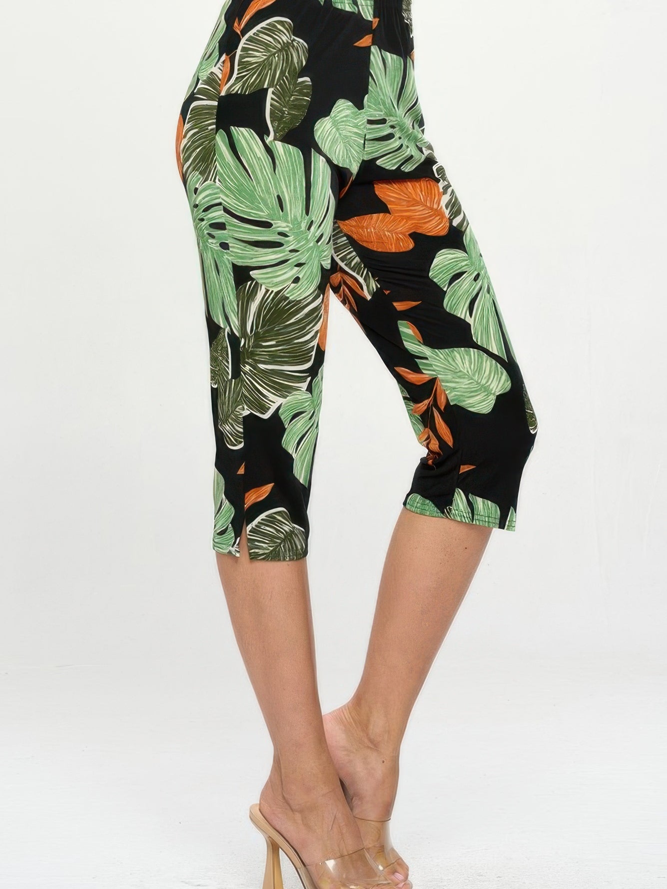 Bns Tank Capri Pants Set featuring stylish capri pants with tropical leaf print and elastic waistband for comfort.